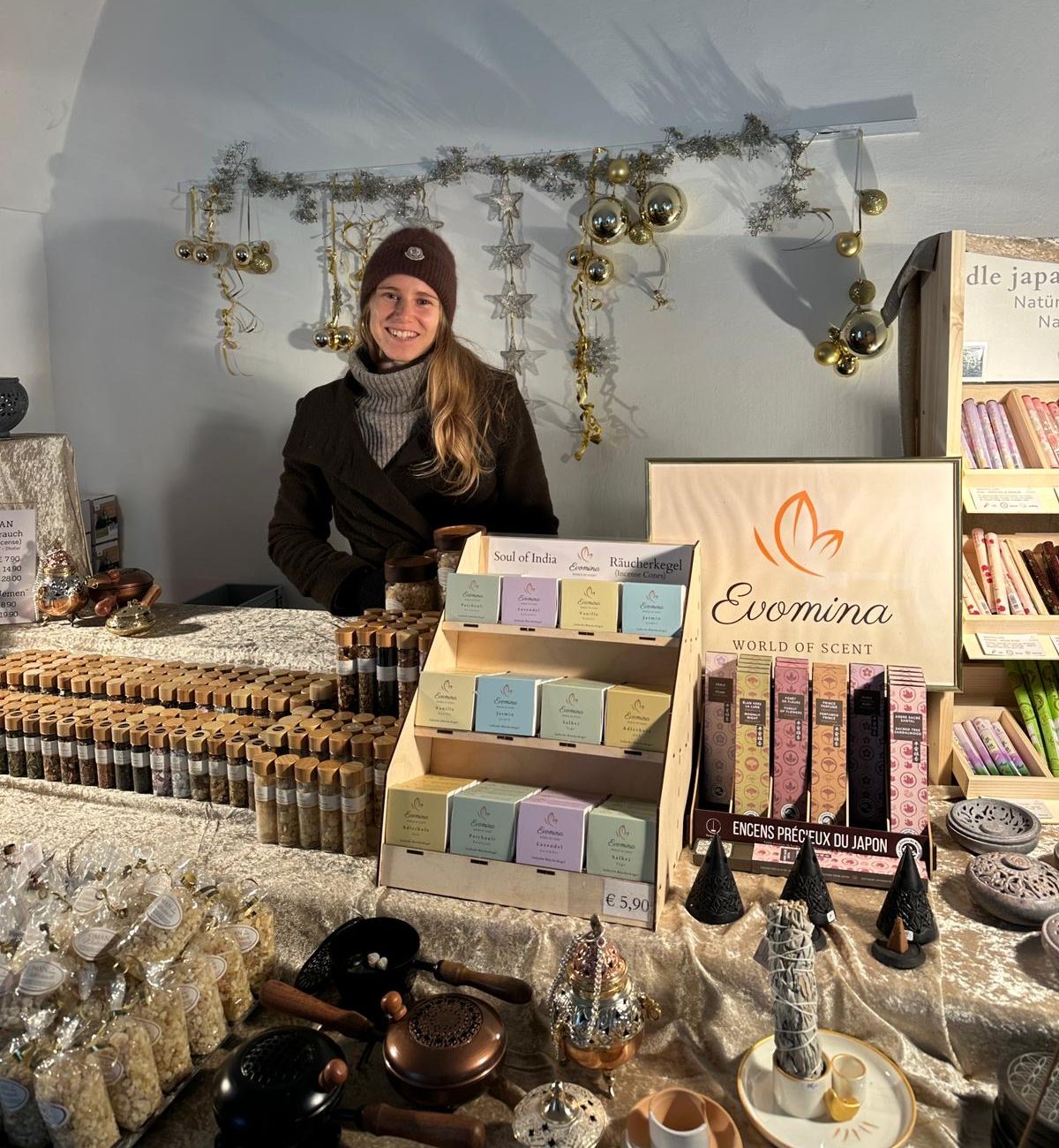 Lara Schaffler, Gründerin von Evomina, an ihrem Stand am Weihnachtsmarkt