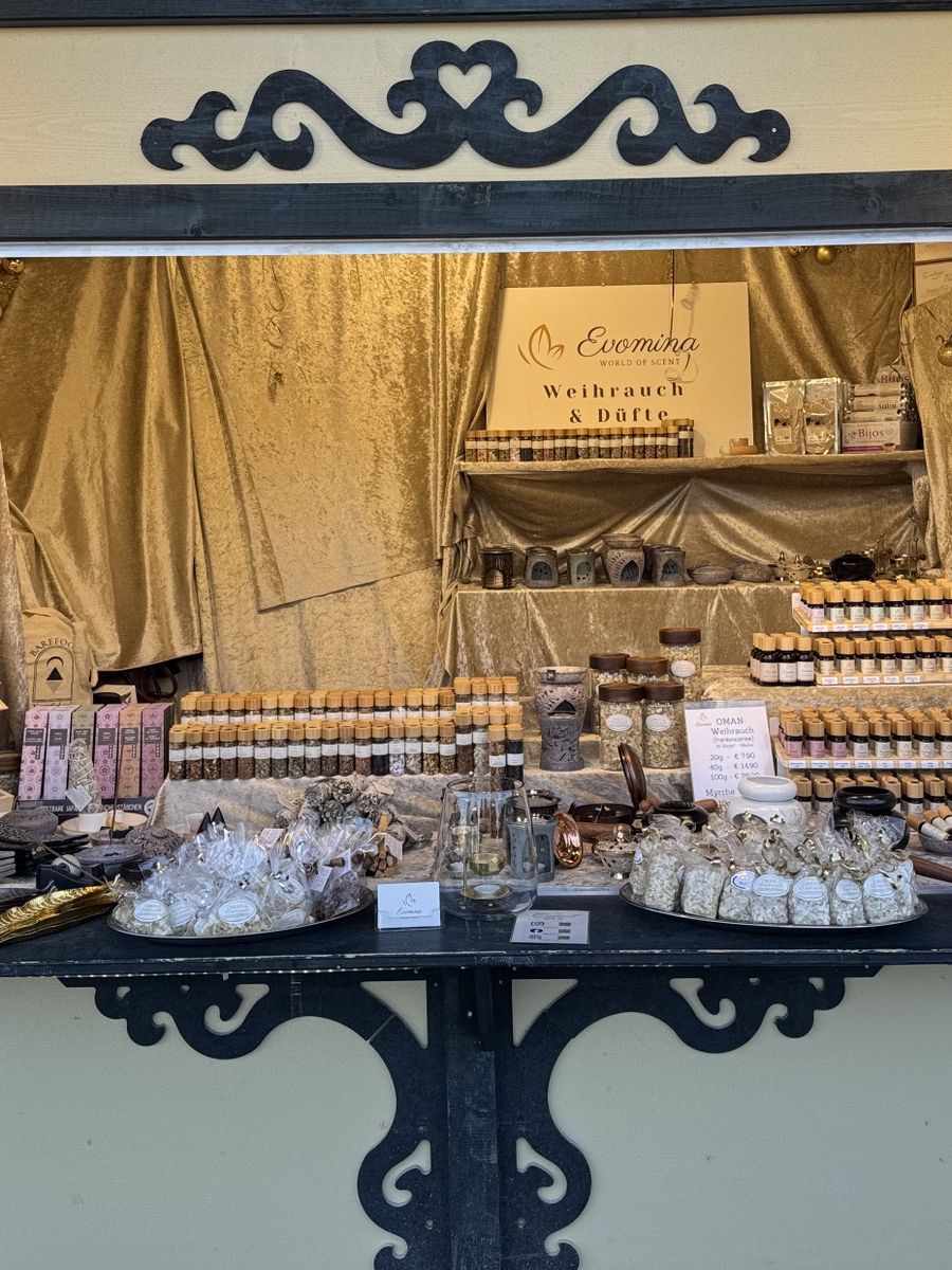 Evomina Hütte mit Weihrauch und ätherischen Ölen am Weihnachtsmarkt Schloss Schönbrunn