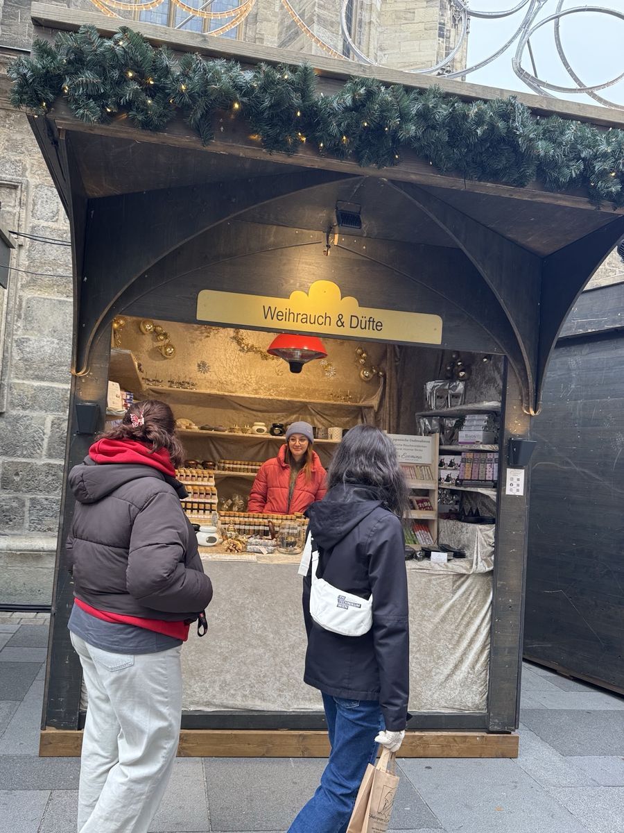 Evomina Hütte Weihrauch und Düfte am Weihnachtsmarkt Stephansplatz